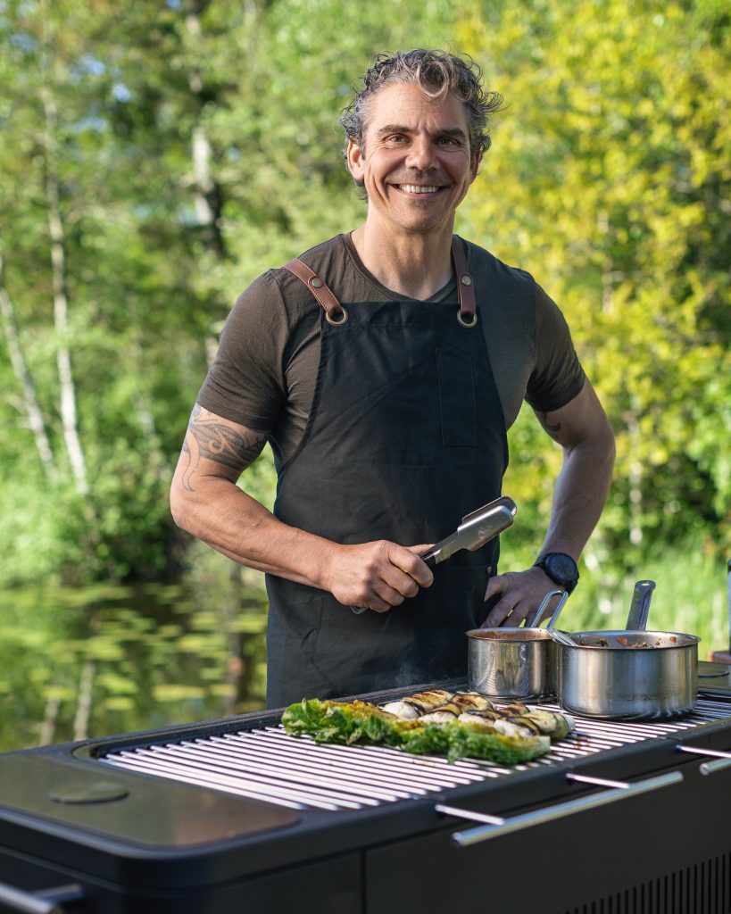 Thomas Rode tilbereder mad med Everdure grill